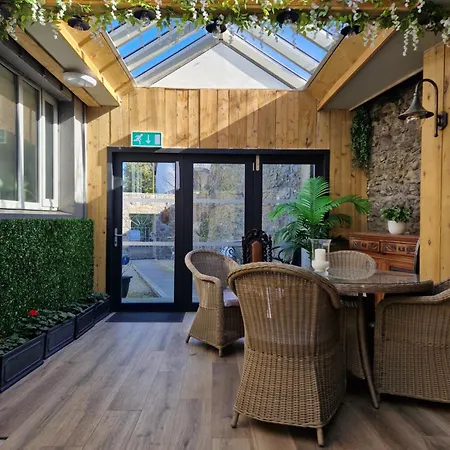 The Forum - - Church ホステル *